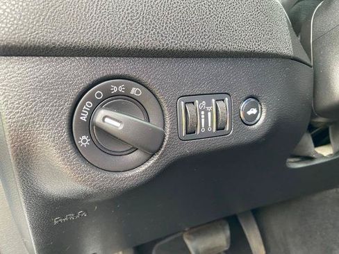 Used 2022 Dodge Charger SXT RWD image 17