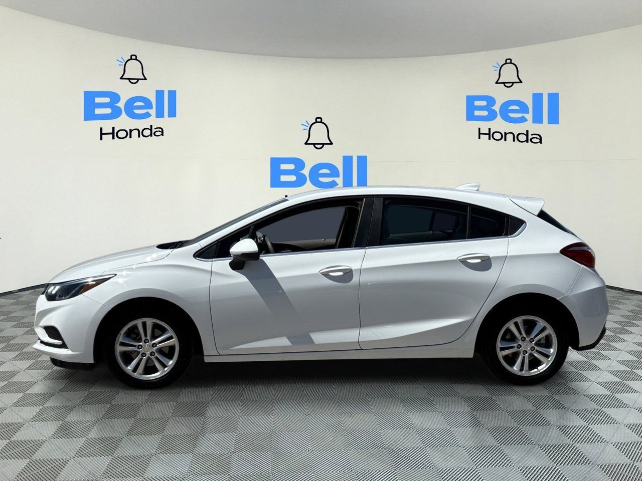 Used 2018 Chevrolet Cruze LT FWD image 2
