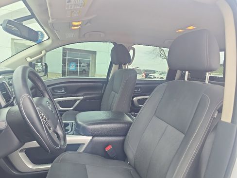 Used 2017 Nissan Titan SV image 15