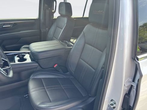 Used 2025 Chevrolet Suburban High Country AWD/4WD image 11