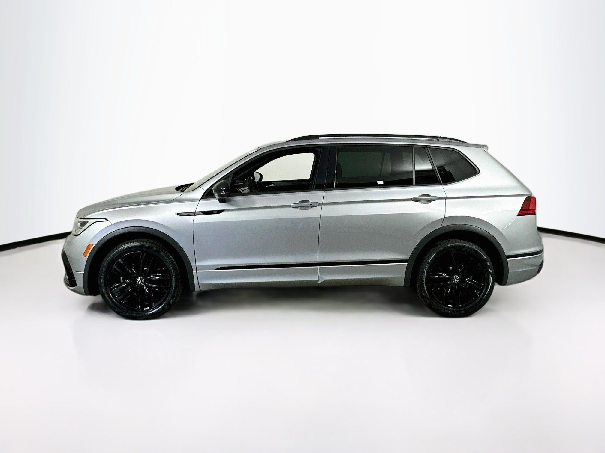 Used 2022 Volkswagen Tiguan SE R-Line FWD image 8
