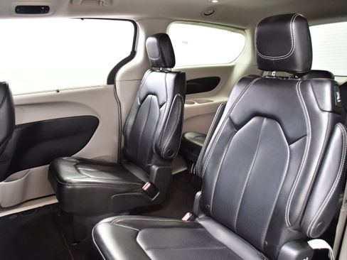 Used 2023 Chrysler Pacifica Touring-L FWD image 11