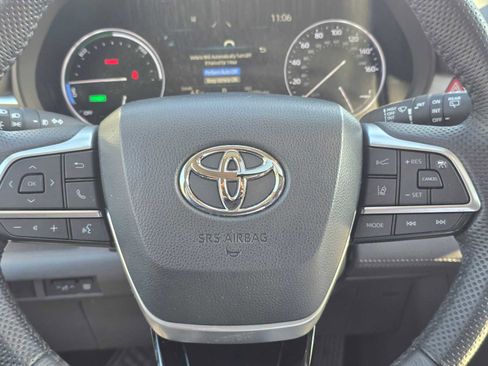 Used 2023 Toyota Sienna Limited image 27