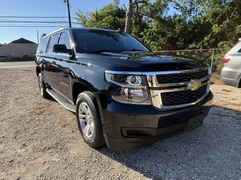 Used 2019 Chevrolet Suburban LT image 3