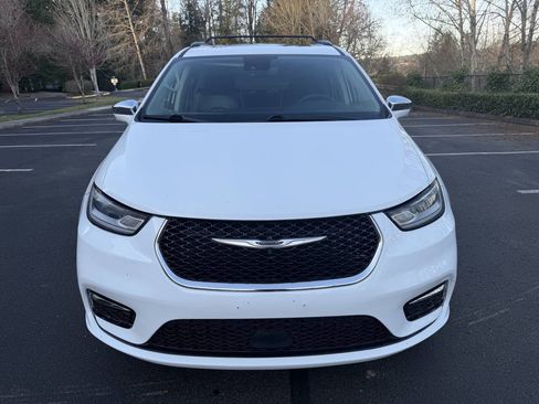 Used 2022 Chrysler Pacifica Limited FWD image 2