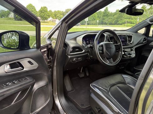 Used 2018 Chrysler Pacifica Limited w/ Advanced Safetytec Group FWD image 11