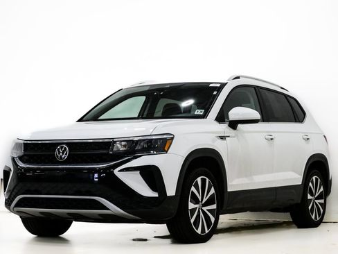 Used 2024 Volkswagen Taos SE image 3