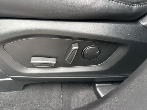 Used 2022 Ford Explorer XLT w/ Equipment Group 202A image 18