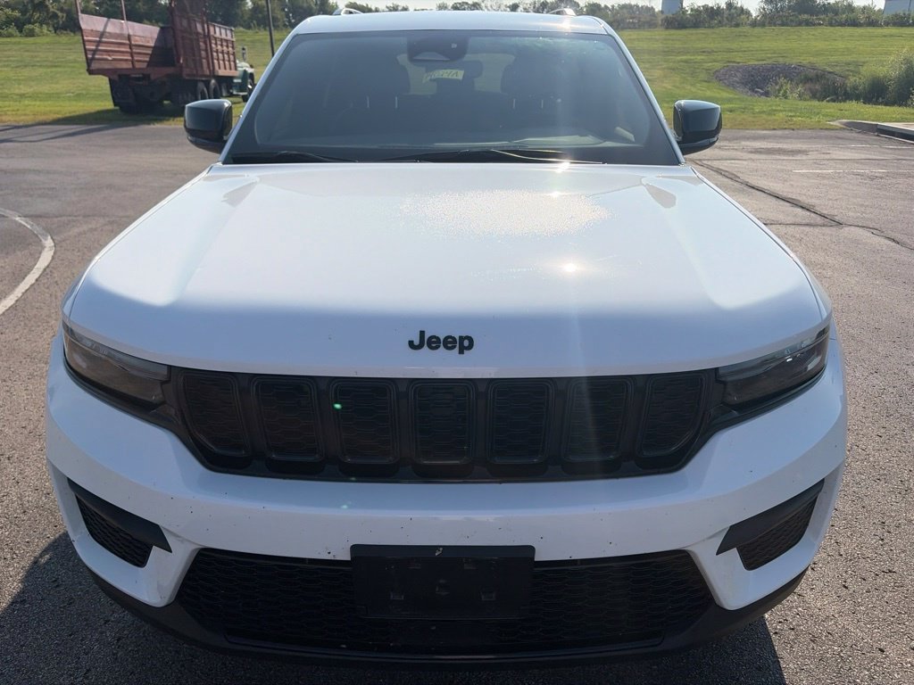 Used 2024 Jeep Grand Cherokee Altitude AWD/4WD image 2