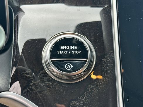 Used 2025 Mercedes-Benz GLC 300 4MATIC image 33