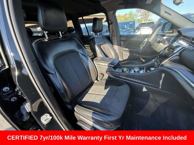Used 2025 Jeep Grand Cherokee Altitude AWD/4WD image 9