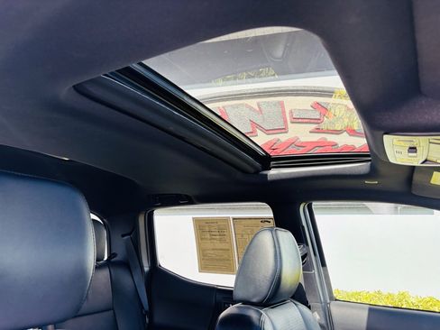 Used 2022 Toyota Tacoma TRD Sport image 17