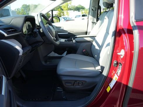 Used 2023 Toyota Sienna XLE FWD image 23