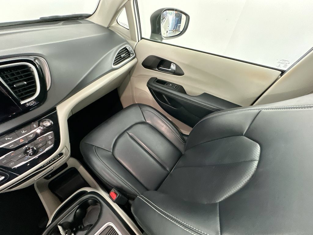 Used 2023 Chrysler Pacifica Touring-L FWD image 11