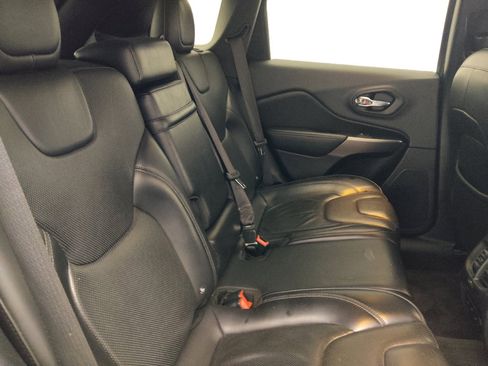 Used 2019 Jeep Cherokee Limited FWD image 19