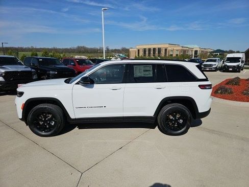 New 2026 Jeep Grand Cherokee Altitude AWD/4WD image 2