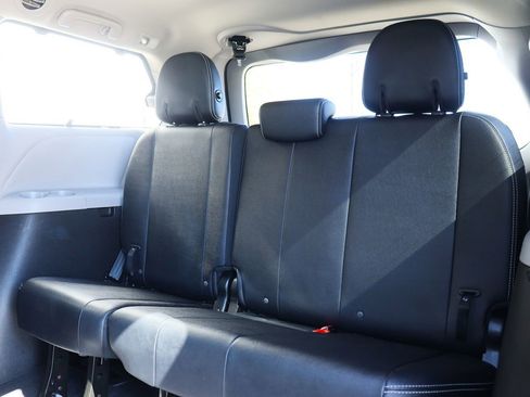 Used 2017 Toyota Sienna SE Premium image 32