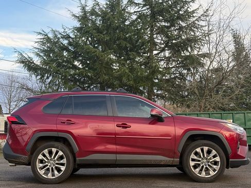 Used 2023 Toyota RAV4 XLE Premium image 6