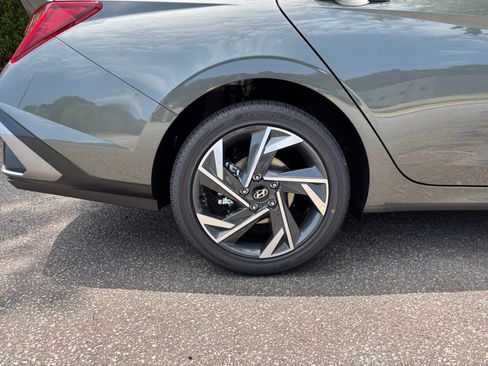 Certified 2025 Hyundai Elantra Limited FWD image 23