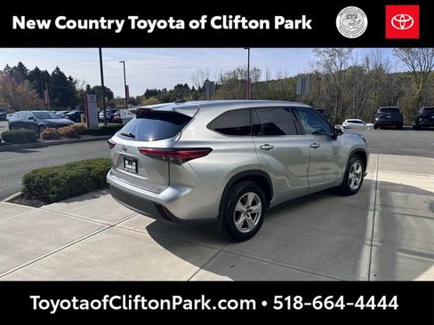Used 2022 Toyota Highlander LE image 3