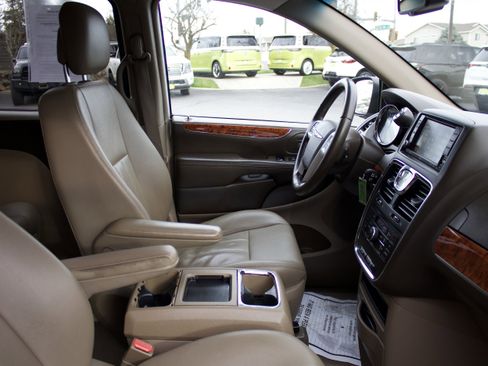 Used 2015 Chrysler Town & Country Touring image 32