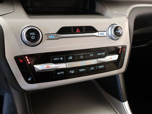 Used 2023 Ford Explorer XLT w/ Equipment Group 202A image 7