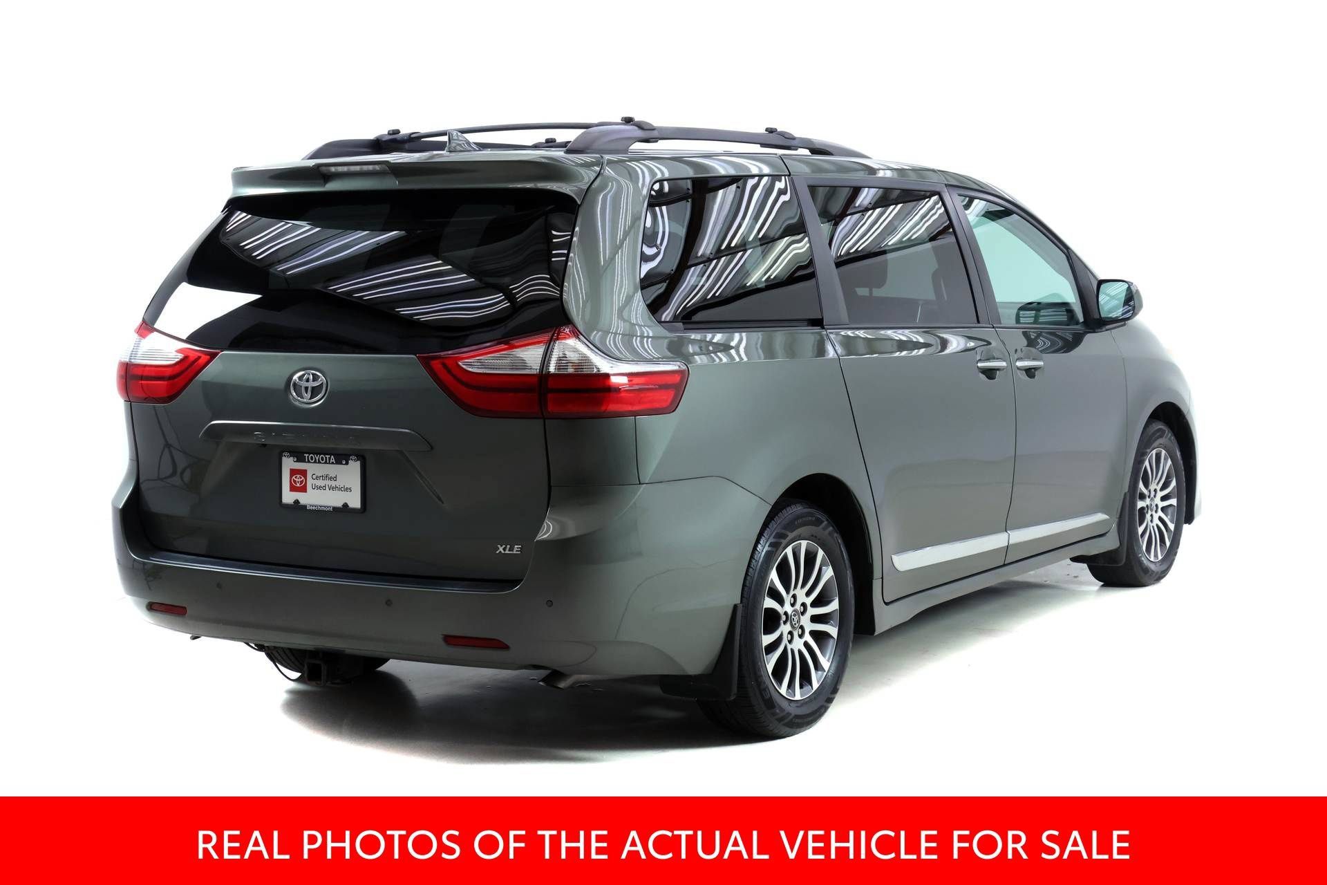 Used 2019 Toyota Sienna XLE w/ XLE Navigation Package FWD image 2