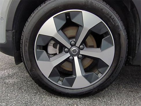 Used 2025 Volvo XC40 B5 Plus image 23