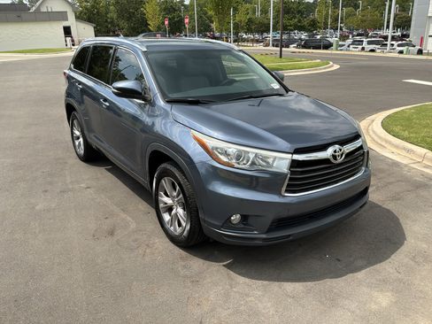Used 2015 Toyota Highlander XLE FWD image 2