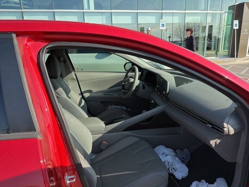 Certified 2022 Hyundai Elantra SEL image 18