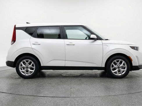 Used 2025 Kia Soul LX w/ LX Technology Package image 11