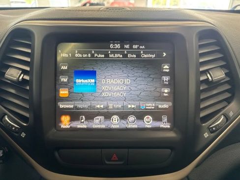 Used 2016 Jeep Cherokee Limited AWD/4WD image 38