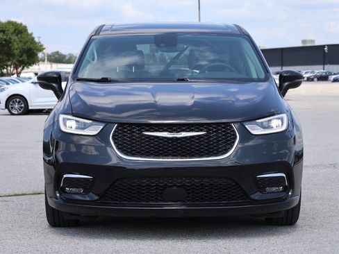Used 2023 Chrysler Pacifica Touring-L FWD image 2