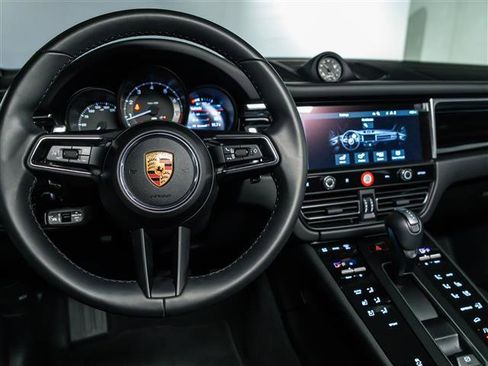 Certified 2025 Porsche Macan image 19