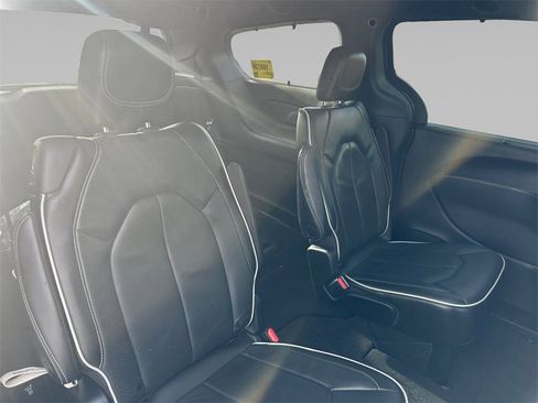 Used 2022 Chrysler Pacifica Limited w/ Uconnect Theater Family Group image 7