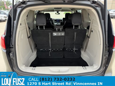 Used 2018 Chrysler Pacifica Touring-L FWD image 9