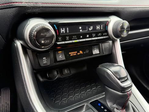 Used 2021 Toyota RAV4 SE w/ Weather & Moonroof Package image 21