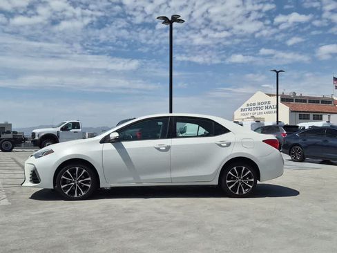Used 2018 Toyota Corolla SE w/ Carpet Mat Package (TMS) FWD image 2