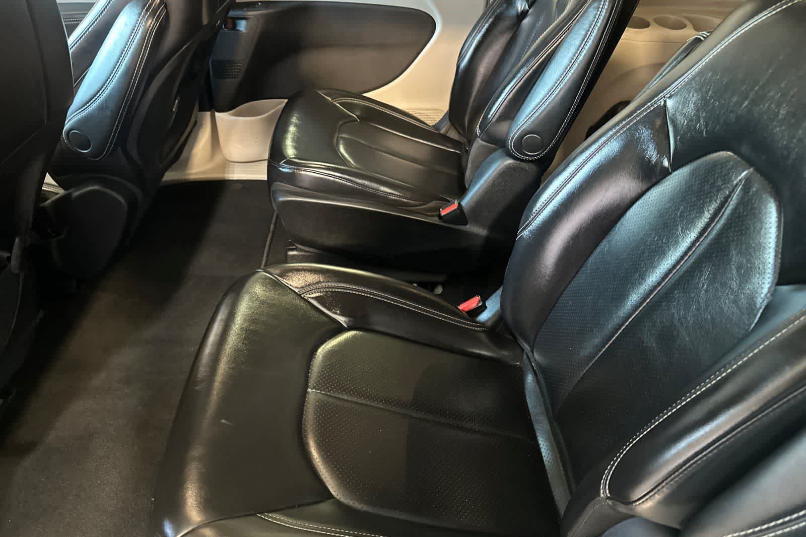Used 2023 Chrysler Pacifica Touring-L FWD image 4
