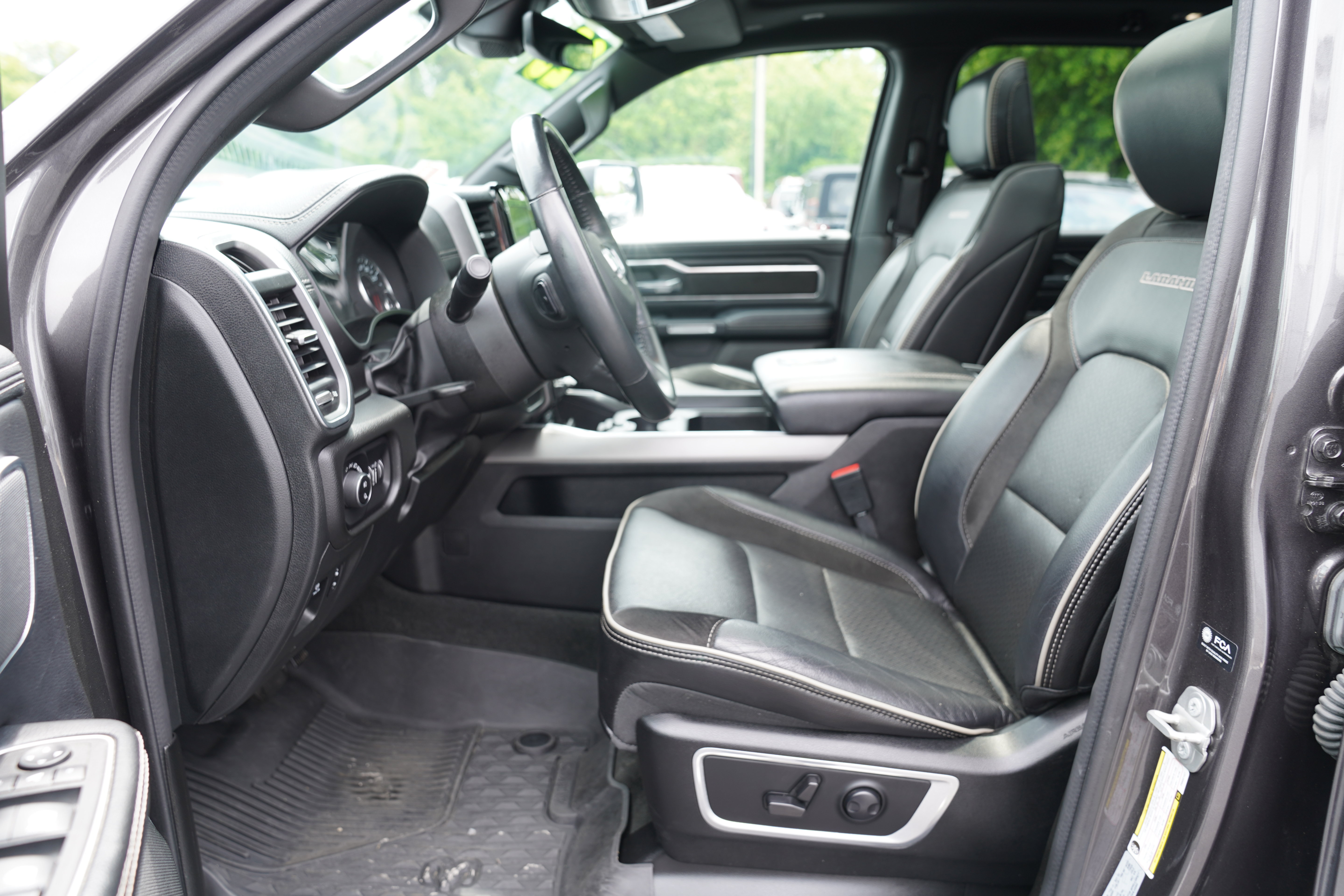 Used 2023 RAM 1500 Laramie AWD/4WD image 4