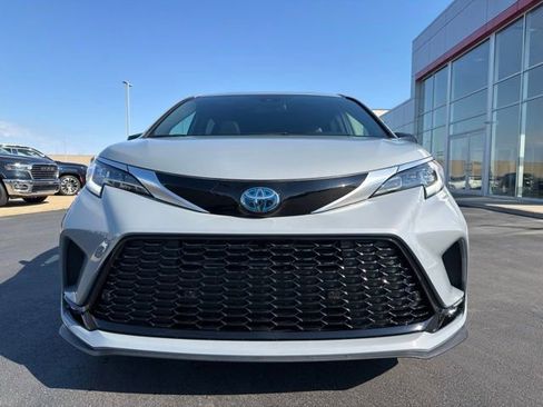 Used 2023 Toyota Sienna XSE AWD/4WD image 2
