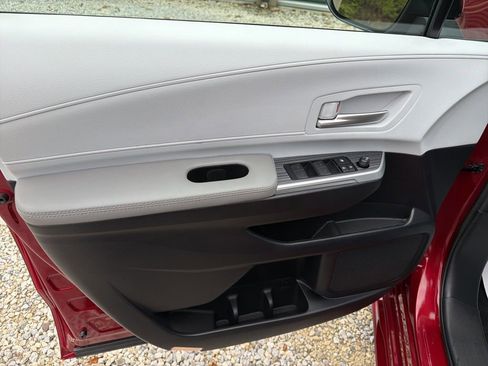 Used 2025 Toyota Sienna XLE image 12