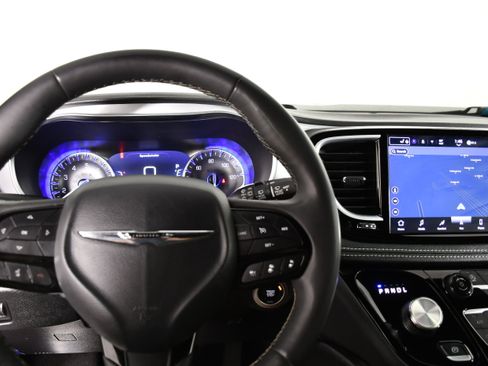 Used 2025 Chrysler Pacifica Limited FWD image 16