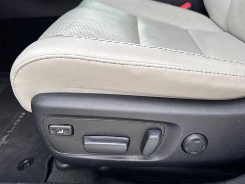 Used 2013 Toyota Avalon Limited w/ Technology Pkg FWD image 14