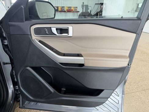 Used 2023 Ford Explorer XLT AWD/4WD image 35