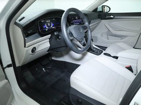 Used 2024 Volkswagen Jetta SE w/ Panoramic Sunroof Package FWD image 17
