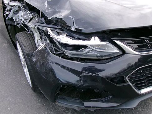 Used 2017 Chevrolet Cruze Premier FWD image 3
