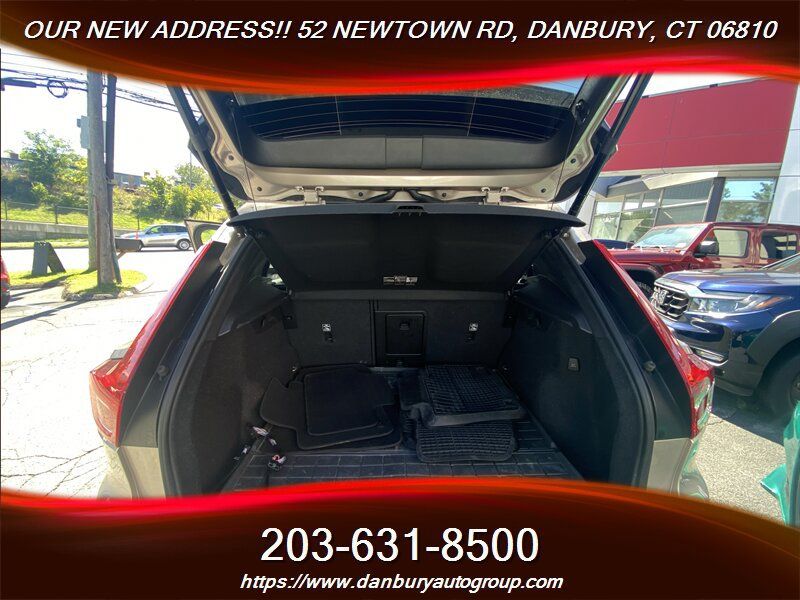 Used 2024 Volvo XC40 B5 Plus AWD/4WD image 24