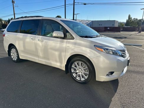 Used 2016 Toyota Sienna Limited Premium w/ Outdoor Package AWD/4WD image 8