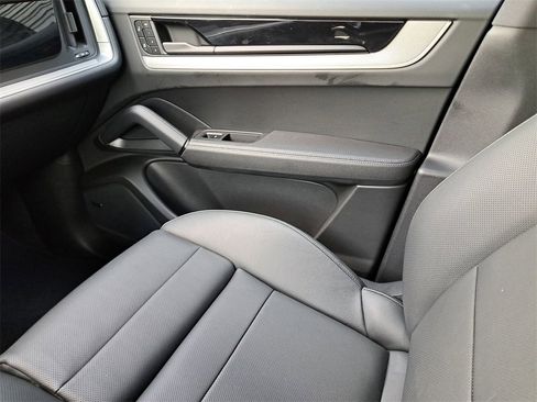 Used 2025 Porsche Cayenne image 23